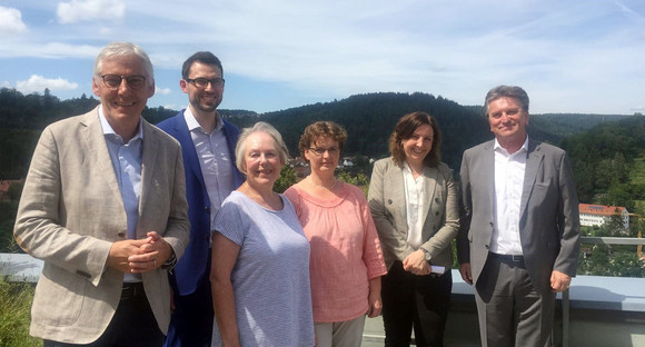 Gruppenfoto von Calwer Landrat Helmut Riegger, Ralph Kammerer (Abteilungsleiter Soziale Hilfen im Landratsamt Calw),  Ulrike Berkholz (Vorstandsvorsitzende des Frauenhauses Calw), Mareke Gröne (Schatzmeisterin des Frauenhauses Calw), Margrit Kömpf (Vorstandsvorsitzende des Frauenhauses Calw) und Minister Manne Lucha