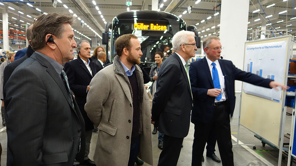 Ministerpräsident Winfried Kretschmann und Minister Manne Lucha beim gemeinsamen Rundgang durch das Erwin Hymer Museum in Bad Waldsee