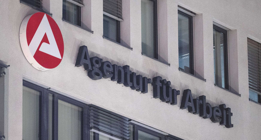 Eine Fassadenbeschriftung weist auf die Agentur für Arbeit hin.