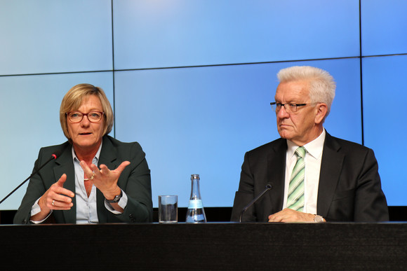 Pressekonferenz Land beginnt mit dem Schuldenabbau Ministerpräsident Winfried Kretschmann (r.) und Finanzministerin Edith Sitzmann (l.)