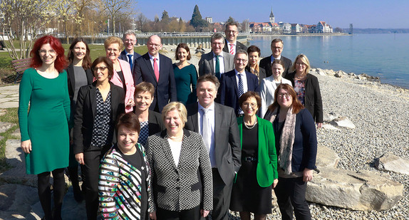 Gruppenfoto der Teilnehmerinnen und Teilnehmer der Integrationsministerkonferenz der Länder am Bodenseeufer