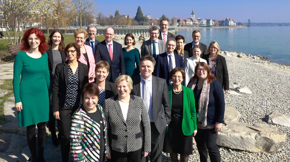 Gruppenfoto der Teilnehmerinnen und Teilnehmer der Integrationsministerkonferenz der Länder am Bodenseeufer