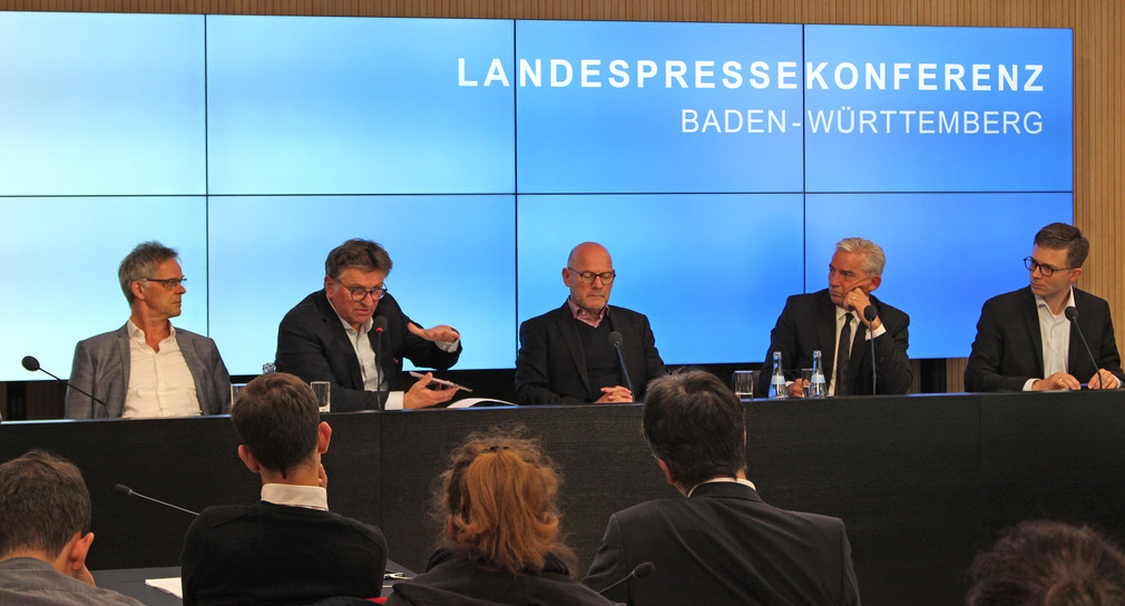 Regierungspressekonferenz mit Minister Manne Lucha, Innenminister Thomas Strobl und Verkehrsminister Winfried Hermann am 25.09.2018 in Stuttgart