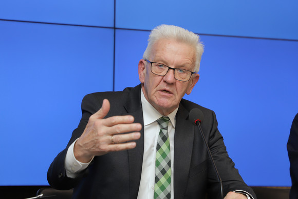 Pressekonferenz 250 Millionen Euro pro Jahr für Wohnungsbau Ministerpräsident Winfried Kretschmann bei der Regierungspressekonferenz (Bild: Staatsministerium Baden-Württemberg)