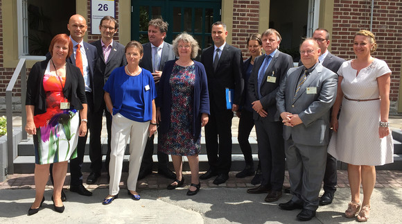 Gruppenfoto mit Dr. Barbara Richter (Medizindirektion PZN), Dirk Elkemann (Oberbürgermeister Wiesloch), Hermino Katzenstein MdL, Anett Rose-Losert (Geschäftsführerin PZN), Minister Manne Lucha, Barbara Mechelke-Bordanowicz (Vorsitzende des Landesverbandes der Angehörigen), 7. Andreas Schmöller (Referatsleiter AOK Landesverband), Walter Reiß (Medizindirektion PZN), Dr. Olivier Elmer (Psychologe Stabsstelle Medizindirektion PZN) sowie Peter Salat und Jean Keller (Duale Leitung Ambulanzzentrum PZN)