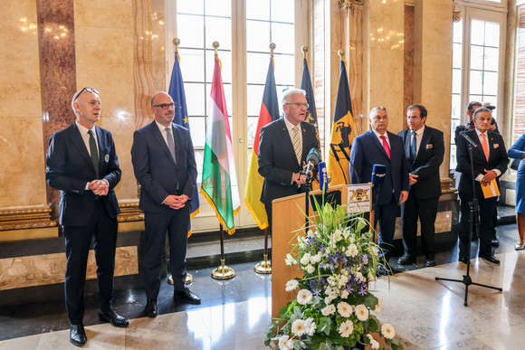 UEFA EURO 2024 Empfang anlässlich des Spiels Deutschland gegen Ungarn Ministerpräsident Winfried Kretschmann (Mitte) bei seiner Ansprache