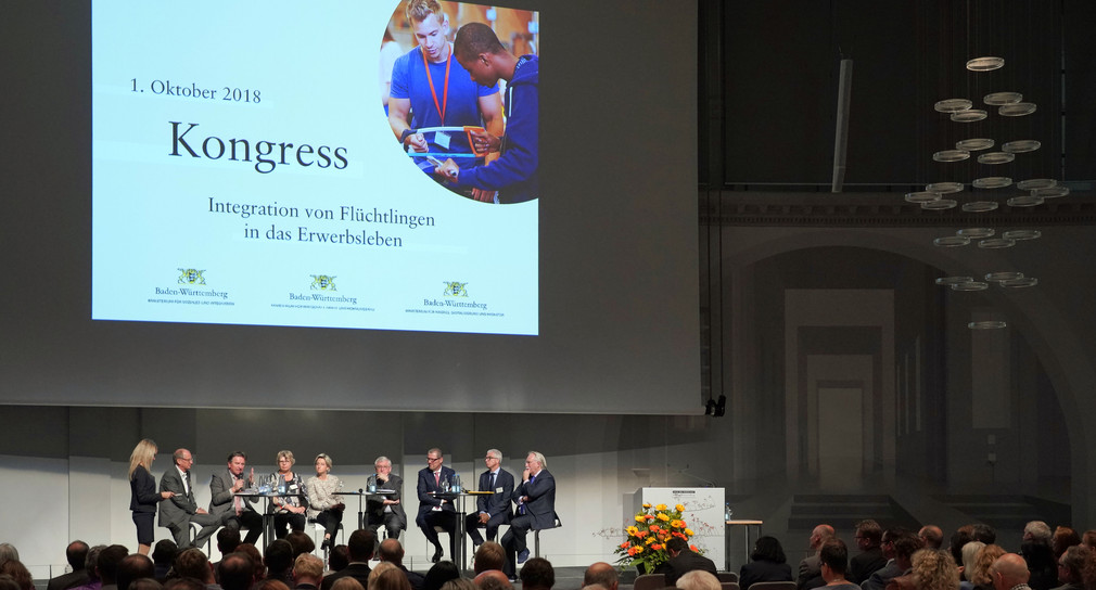 Diskussionsrunde mit Sozial- und Integrationsminister Manne Lucha auf dem Kongress „Integration von Flüchtlingen in das Erwerbsleben“ in Stuttgart