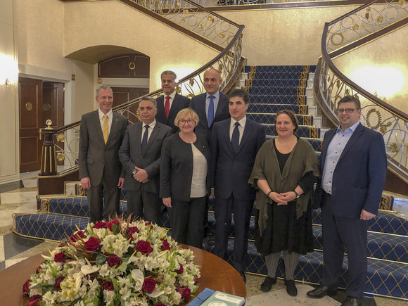 Delegationsreise Besuch in der Autonomen Region Kurdistan-Irak Die Delegation mit Vertretern der Regionalregierung Kurdistan-Irak und dem Ministerpräsidenten der Region Kurdistan-Irak Nêçîrvan Barzanî (mitte).