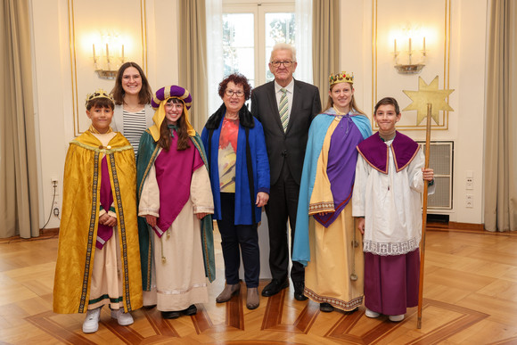 Aktion Dreikönigssingen Kretschmann empfängt Sternsingergruppen Ministerpräsident Winfried Kretschmann und seine Ehefrau Gerlinde mit der Sternsingergruppe von St. Jakobus Karlsdorf, Erzdiözese Freiburg.