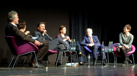 Podiumsgespräch mit Wolfgang Klenk (Allianz für Beteiligung), Gisela Erler (Staatsrätin für Zivilgesellschaft und Bürgerbeteiligung Baden-Württemberg), Sozial- und Integrationsminister Manne Lucha, Uta-Micaela Dürig (Robert Bosch Stiftung), Christoph Dahl (Baden-Württemberg Stiftung) und Dr. Miriam Freudenberger (Allianz für Beteiligung)