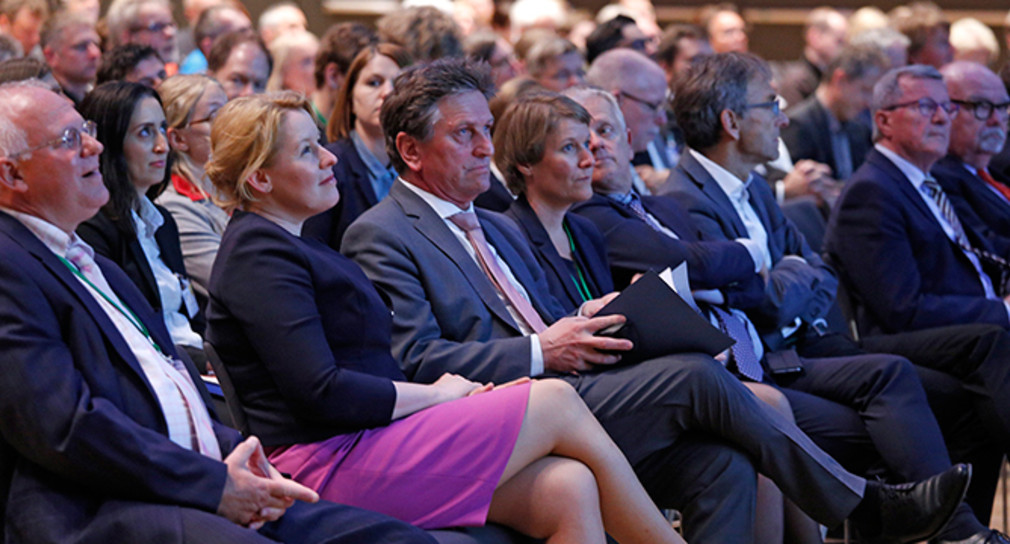 Minister Manne Lucha und Bundesfamilienministerin Dr. Franziska Giffey sitzen nebeneinander im Publikum