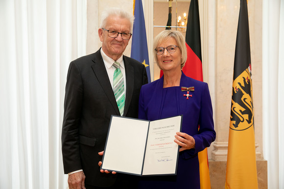 Auszeichnung Kretschmann würdigt besonderes ehrenamtliches Engagement Ministerpräsident Winfried Kretschmann (l.) und Dr. Erika Mursa (r.) (Bild: Staatsministerium Baden-Württemberg)
