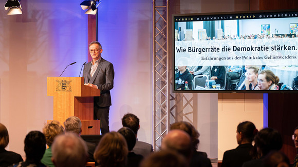 Bürgerbeteiligung Wie Bürgerräte die Demokratie stärken Der Bevollmächtigtes Des Landes Baden-Württemberg beim Bund, Staatssekretär Rudi Hoogvliet begrüßt die Veranstaltungsgäste