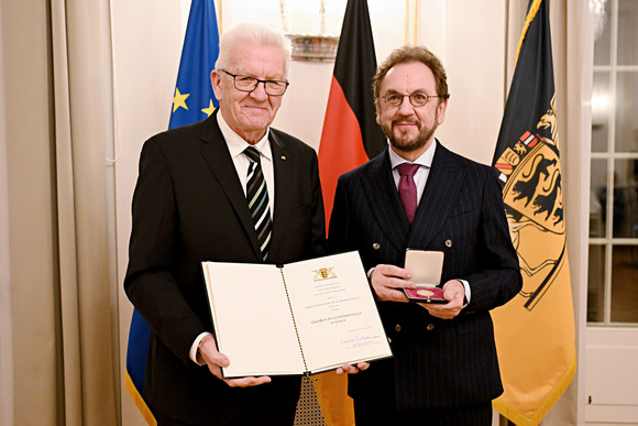 Auszeichnungen Kretschmann zeichnet zwei Journalisten aus Ministerpräsident Winfried Kretschmann (links) und Prof. Dr. Dr. h.c. Heribert Prantl (rechts)