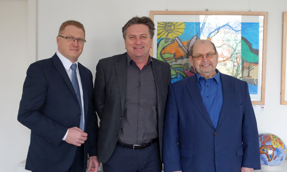 Gruppenfoto: Waldemar Eisenbraun (Bundesvorsitzender der Landsmannschaft der Deutschen aus Russland), Sozial- und Integrationsminister Manne Lucha und Ernst Strohmaier (stellvertretender Bundesvorsitzende der Landsmannschaft der Deutschen aus Russland Baden-Württemberg)