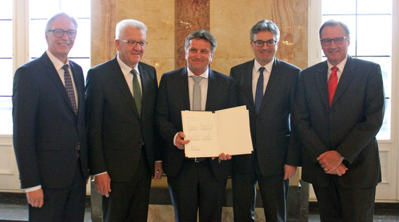 Gruppenfoto von Präsident des Gemeindetags Baden-Württemberg Roger Kehle, Ministerpräsident Winfried Kretschmann, Sozial- und Integrationsminister Manne Lucha, Präsident des Städtetags Baden-Württemberg Oberbürgermeister Dieter Salomon und Präsident des Landkreistags Baden-Württemberg Joachim Walter