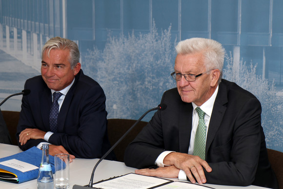 Pressekonferenz Evaluierung der Polizeistrukturreform Ministerpräsident Winfried Kretschmann (r.) und Innenminister Tomas Stobl (l.)