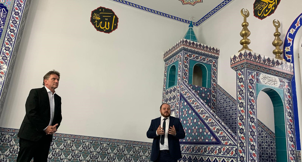Minister Manne Lucha beim Besuch einer Moschee in Bad Saulgau