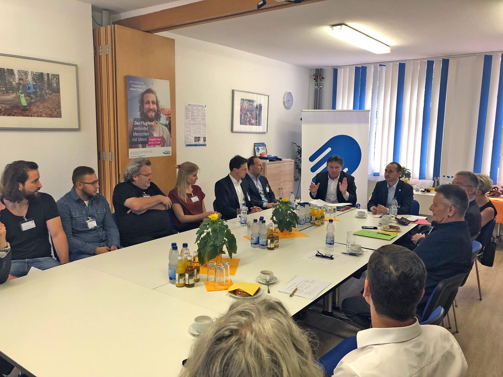 Gesprächsrunde mit Minister Manne Lucha und Leitung und Team der Geschäftsstelle des Vereins für Jugendhilfe in Böblingen