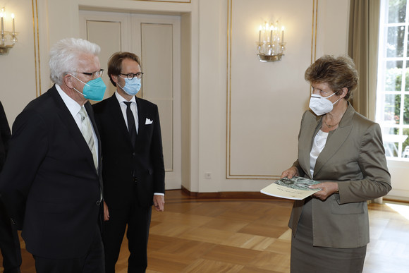 Bürokratieabbau Normenkontrollrat übergibt Jahresbericht 2020 v.l.n.r.: Ministerpräsident Winfried Kretschmann, Staatsminister Dr. Florian Stegmann und Dr. Gisela Meister-Scheufelen, Vorsitzende des Normenkontrollrats Baden-Württemberg.