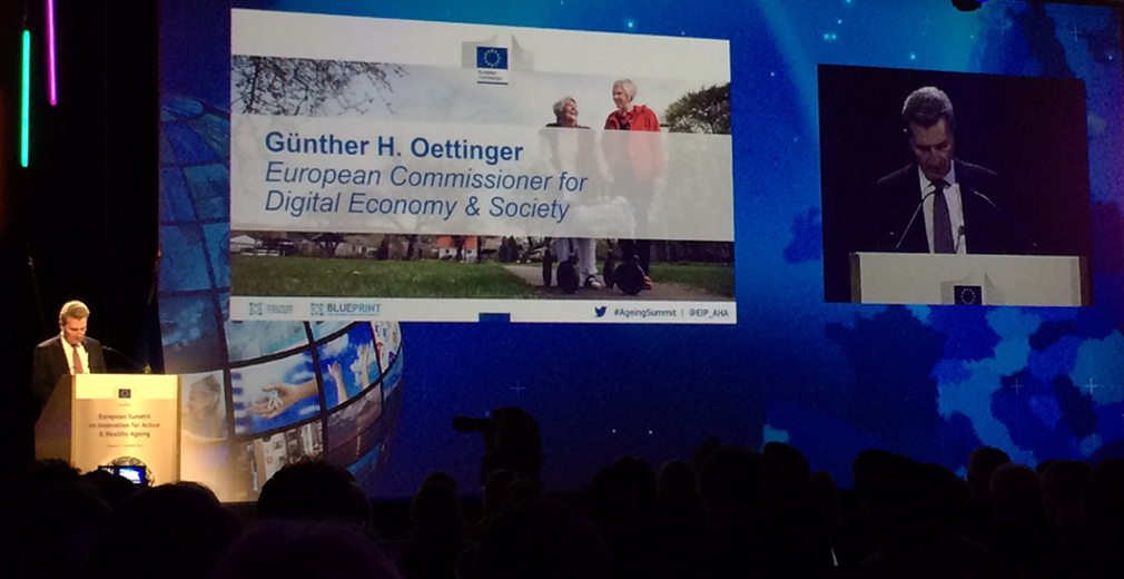 Günther Oettinger, EU-Kommissar für digitale Wirtschaft und Gesellschaft hält Rede auf einer Bühne