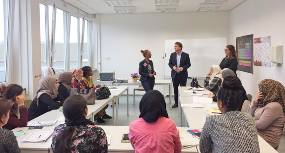 Minister Lucha besucht Unterricht eines Sprachkurses mit Migrantinnen