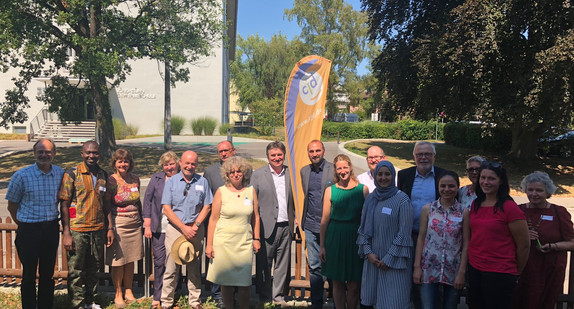 Gruppenfoto von Minister Manne Lucha und Mitarbeitenden des Christlichen Jugenddorfwerk Deutschland (CJD) in Überlingen