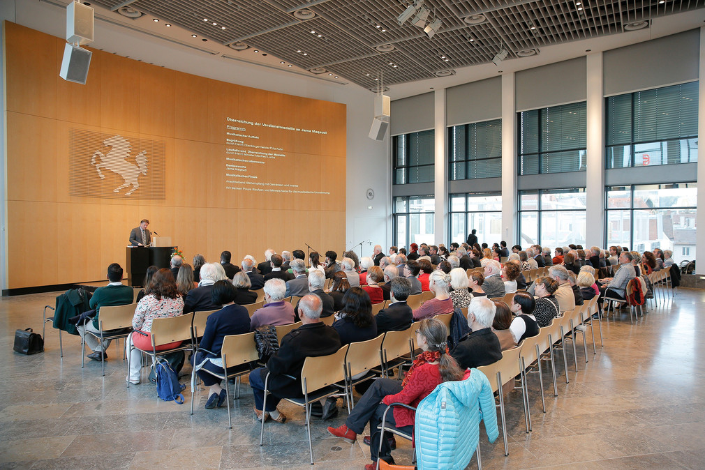 Redner und Publikum in Veranstaltungssaal im Stuttgarter Rathaus