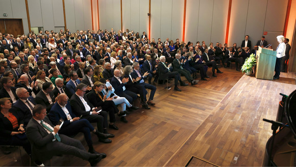 Europa Neujahrsempfang in der Landesvertretung in Brüssel Blick in den Saal bei der Rede von Ursula von der Leyen (rechts), Präsidentin der Europäischen Kommission