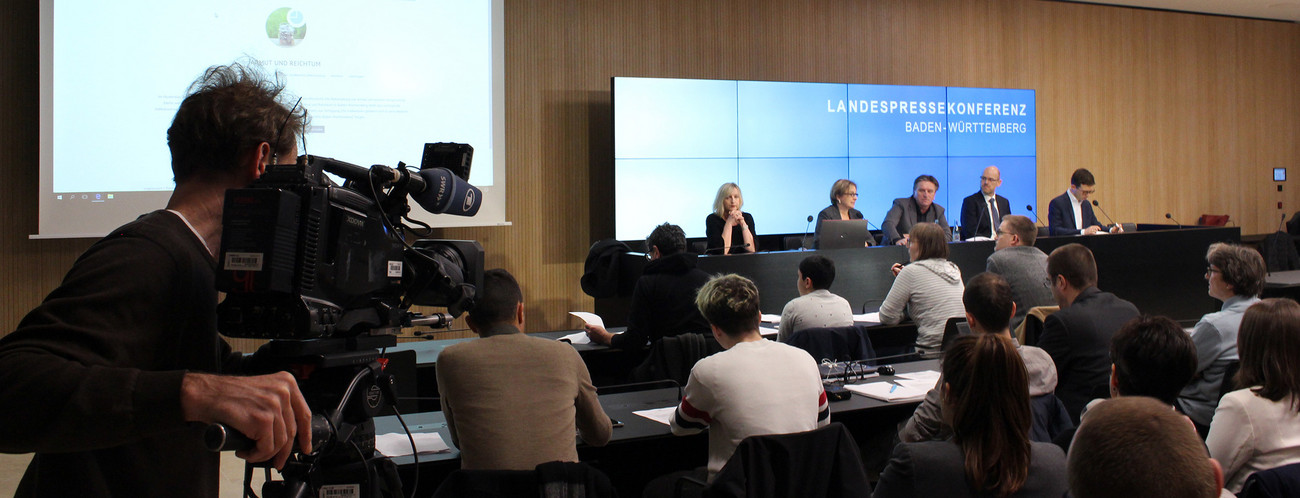 Landespressekonferenz mit Sozial- und Gesundheitsminister Manne Lucha, Dr. Stephanie Saleth vom Statistischen Landesamt Baden-Württemberg und Dr. Kai Unzicker von der Bertelsmann Stiftung am 4. Februar 2019 in Stuttgart