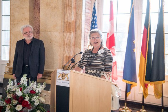 Informationsreise Murawski empfängt Honorarkonsuln aus USA und Kanada Staatsminister Klaus-Peter Murawski (l.) und Diana Thimmig (r.), Doyenne der Honorarkonsuln aus den USA und Kanada