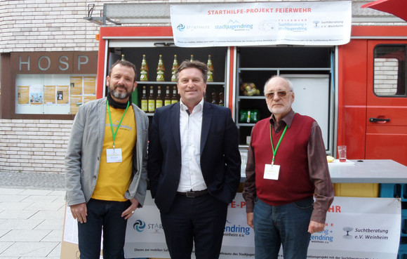 Fachtagung „Kommunale Alkohol-prävention: Junge Menschen im öffentlichen Raum“ Gruppenfoto mit Stadtjugendring-Geschäftsführer Martin Wetzel, Minister Manne Lucha und Heinz Schröder, Vorsitzender der Weinheimer Suchtberatung e. V. vor dem Hospitalhof Stuttgart