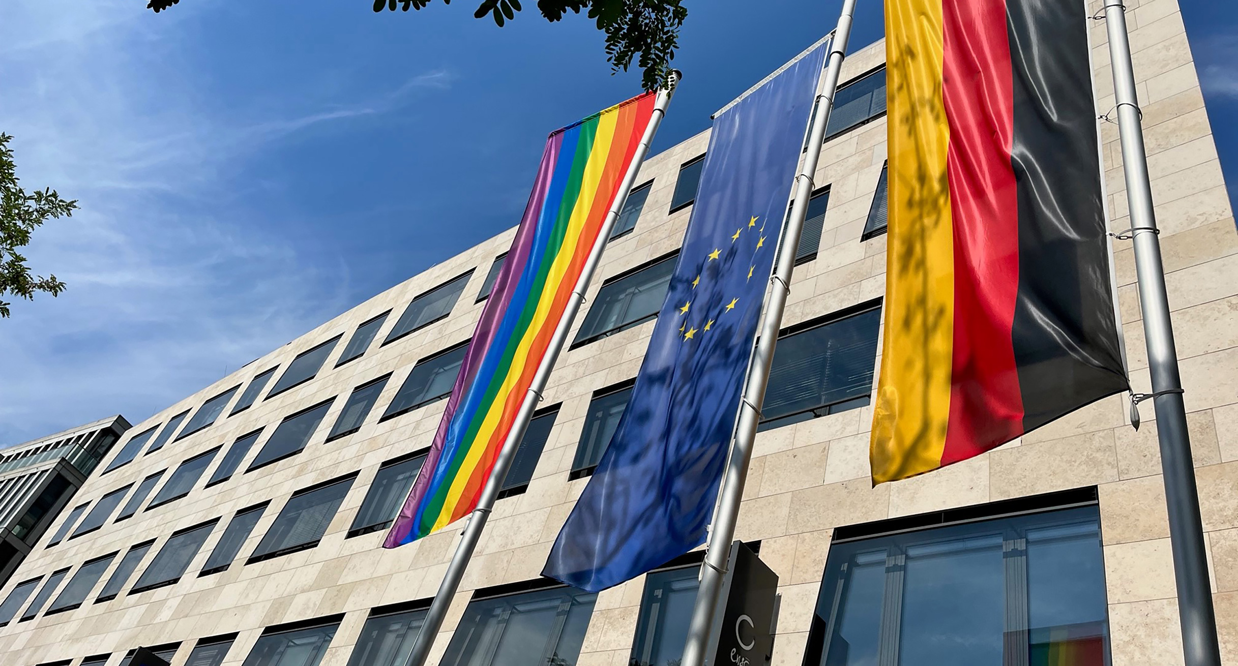 Für Gleichbehandlung – gegen Diskriminierung Regenbogenflagge vor dem Sozialministerium Baden-Württemberg im Dorotheen Quartier in Stuttgart