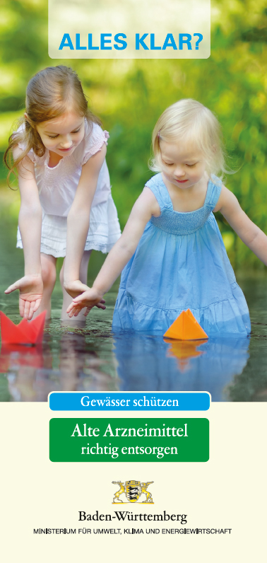 Zwei M&auml;dchen spielen in Bach