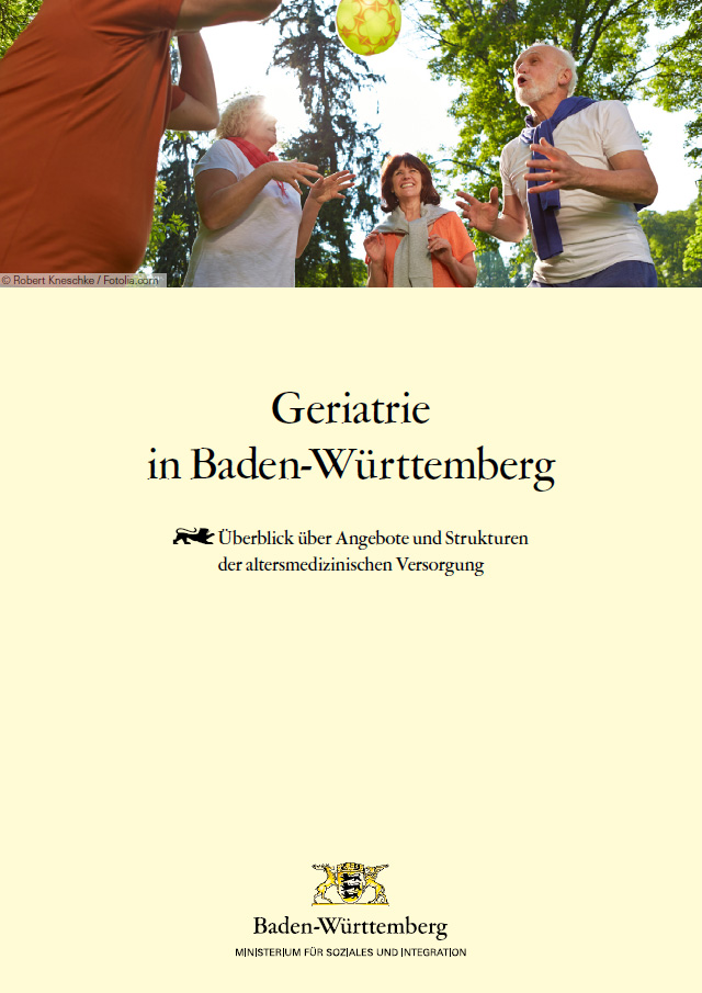 &Auml;ltere Menschen spielen Ball auf einer Wiese
