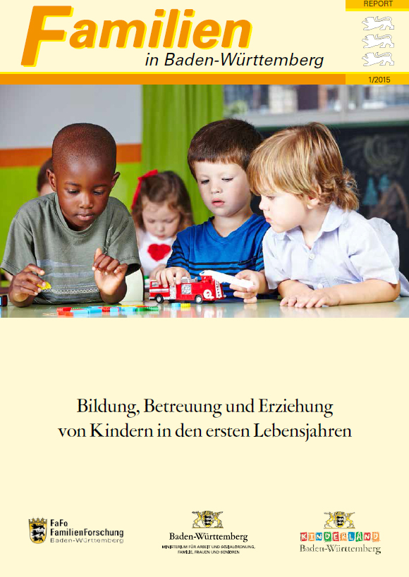Vier Kleinkinder spielen mit Legosteinen und Feuerwehrspielzeugauto