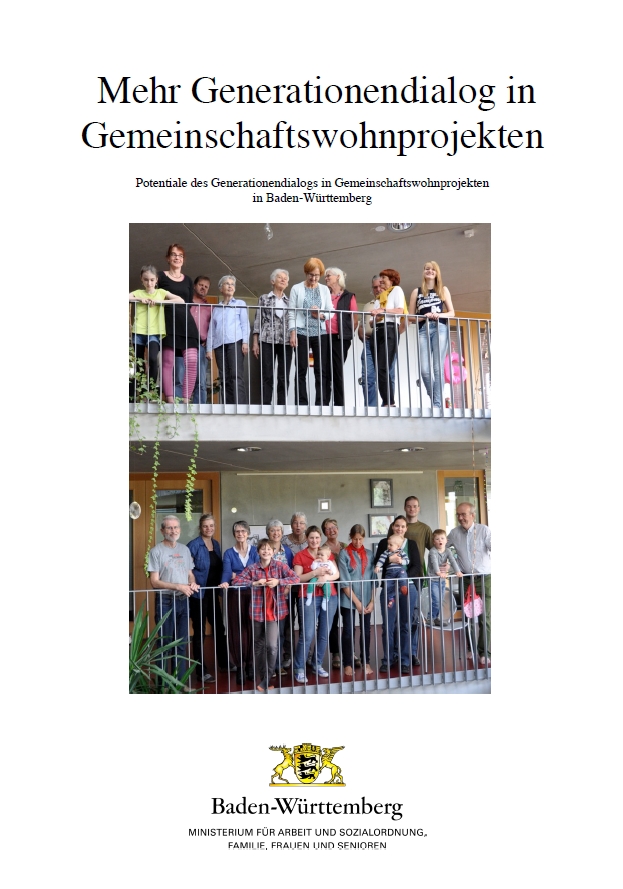 Gruppen aus mehreren Generationen stehen auf zwei Etagen im offenen Treppenhaus