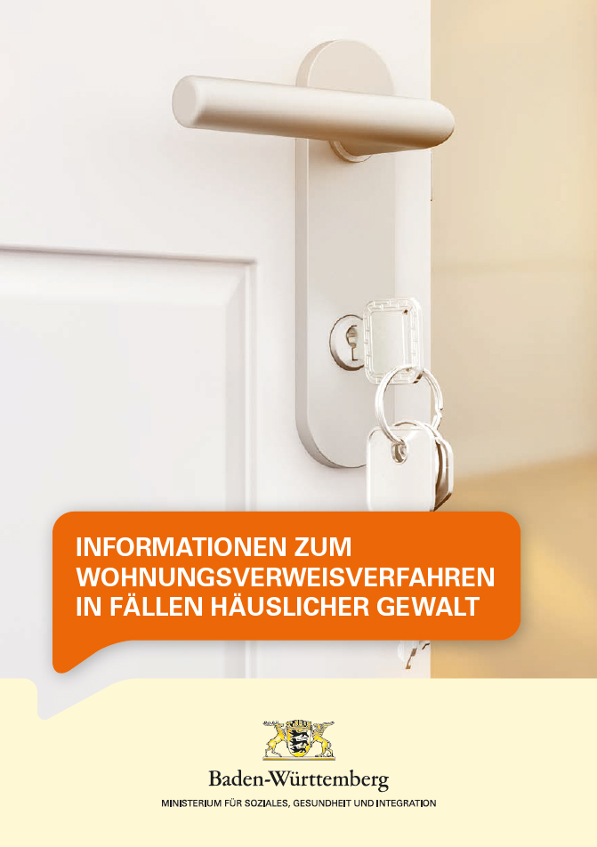 In einer leicht ge&ouml;ffneten Wohnungst&uuml;re steckt ein Schl&uuml;ssel im Schloss