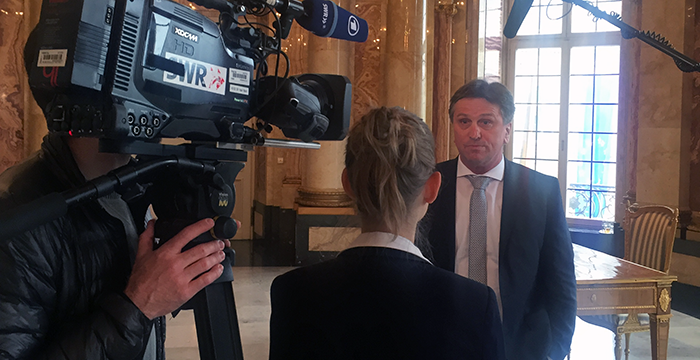 Sozial- und Integrationsminister Manne Lucha spricht mit SWR-Reporterin vor Kamera