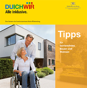 Eine Frau im Rollstuhl und ihr Mann vor einem Haus