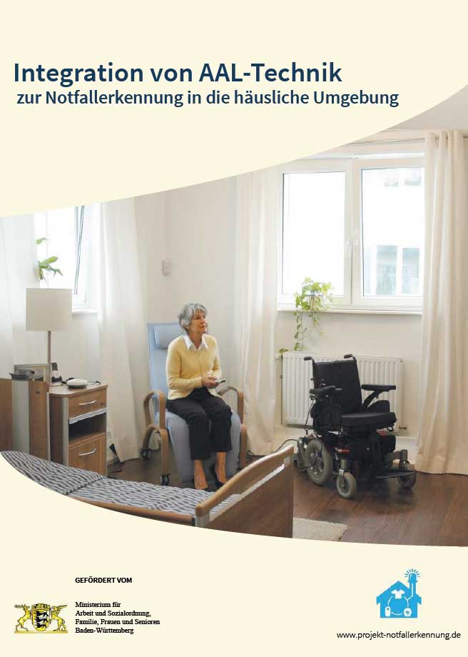 &Auml;ltere Frau in einem Wohnzimmer h&auml;lt einen Notrufsender in der Hand