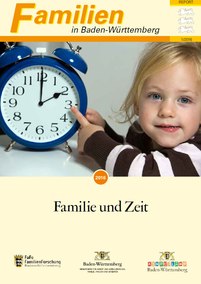 Kleinkind zeigt auf Uhr