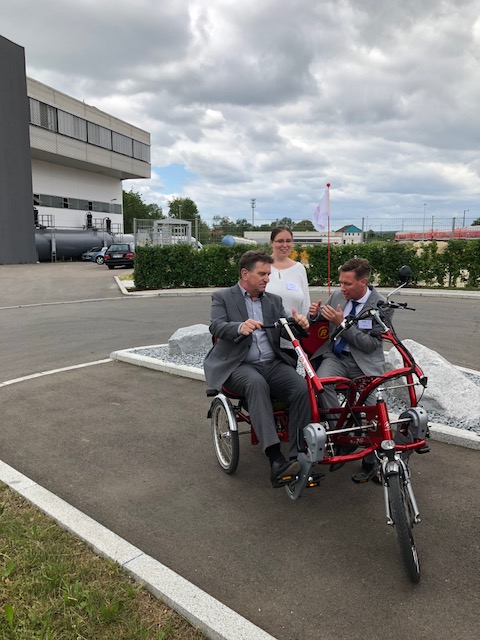 Minister Manne Lucha und Salachs Bürgermeister Julian Stipp auf einem Tandem, das für die Fahrt mit Dementen konzipiert ist.