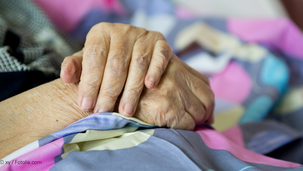 Gefaltete H&auml;nde einer &auml;lteren Frau