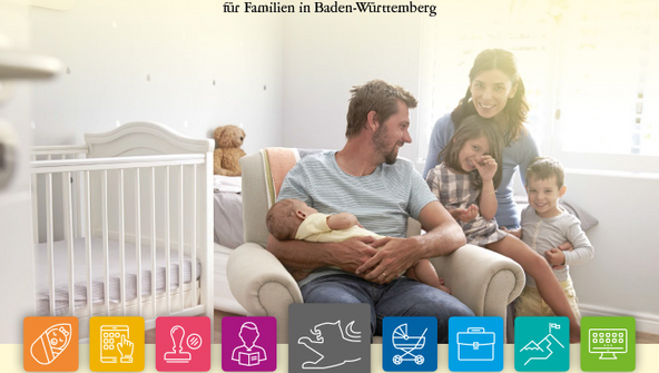 Junge Eltern sitzen mit zwei Kleinkindern und einem Säugling in einem Kinderzimmer