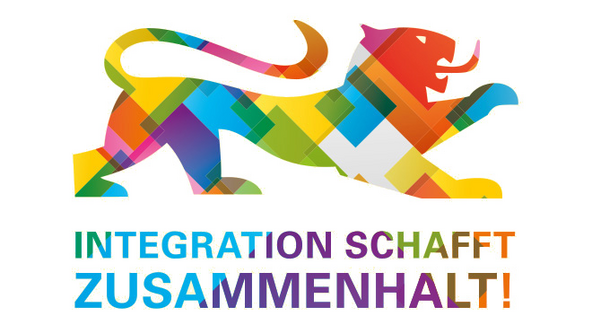 Bunter Löwenumriss mit Slogan "Integration schafft Zusammenhalt"